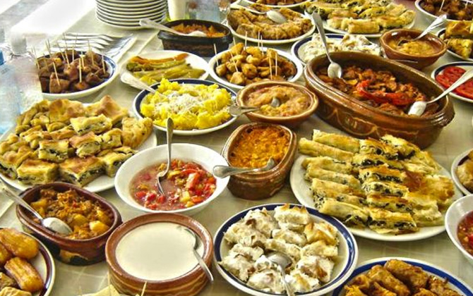 Makedon mutfağının ünlü lezzetlerini keşfedin!