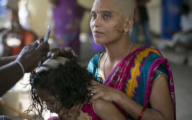 Hindu inancına göre kesilen saçlar tanrılara adak olarak sunuluyor!